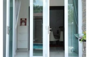 Cửa đi 2 cánh mở quay màu trắng